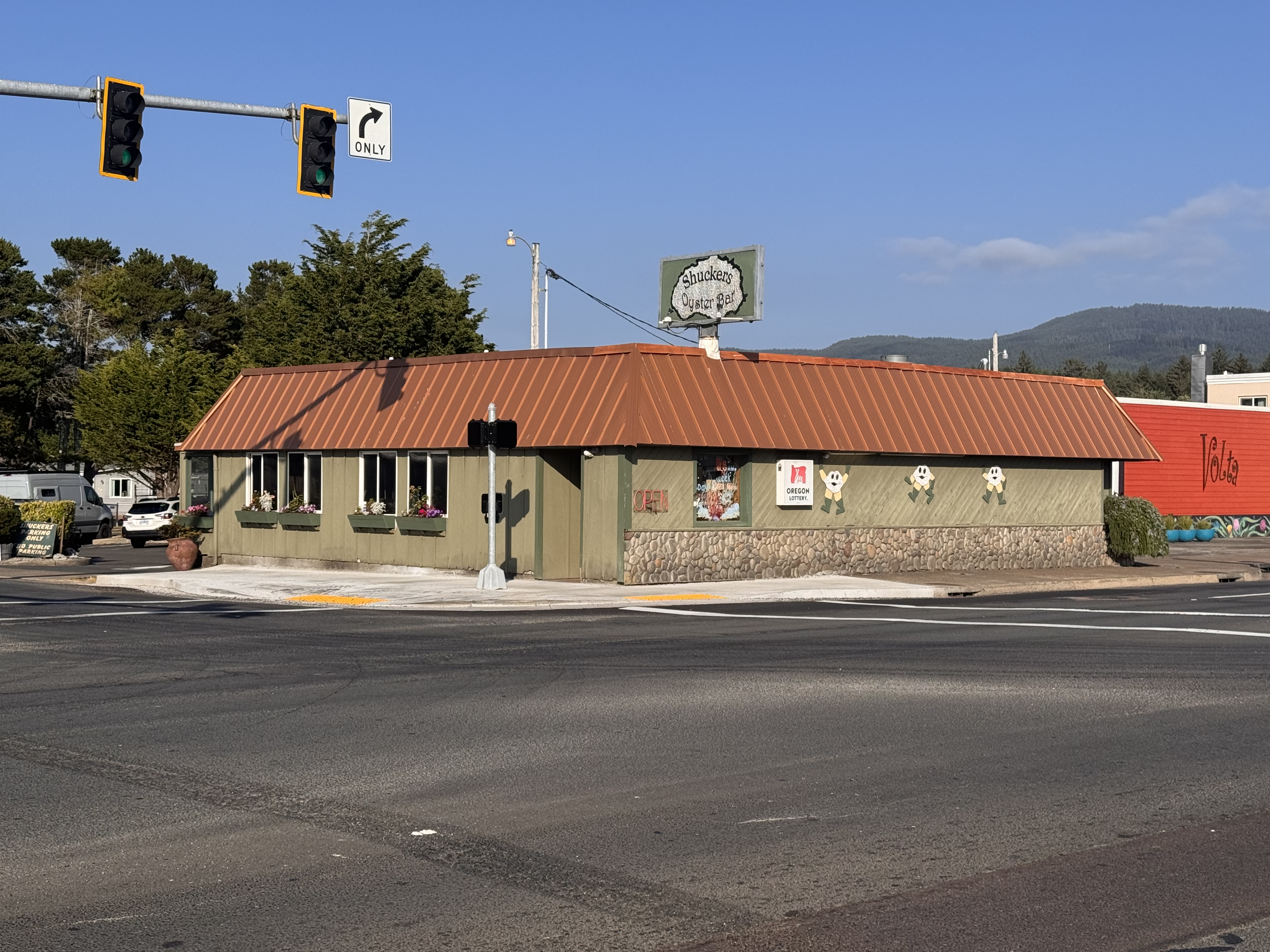 Shucker's Oyster Bar, the restaurant building on Hwy 101 in Lincoln City